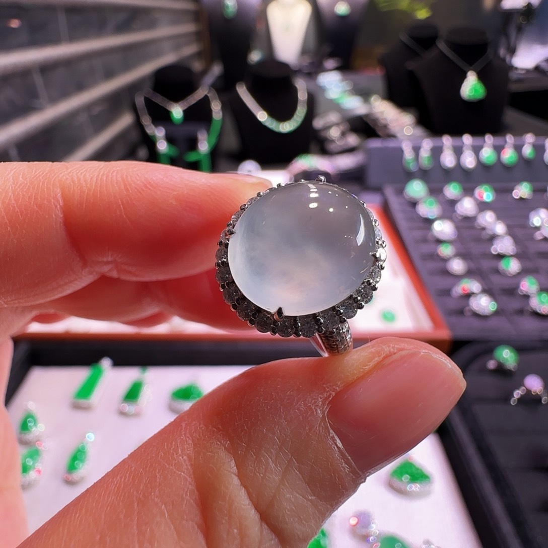 翡翠18K金镶嵌戒指