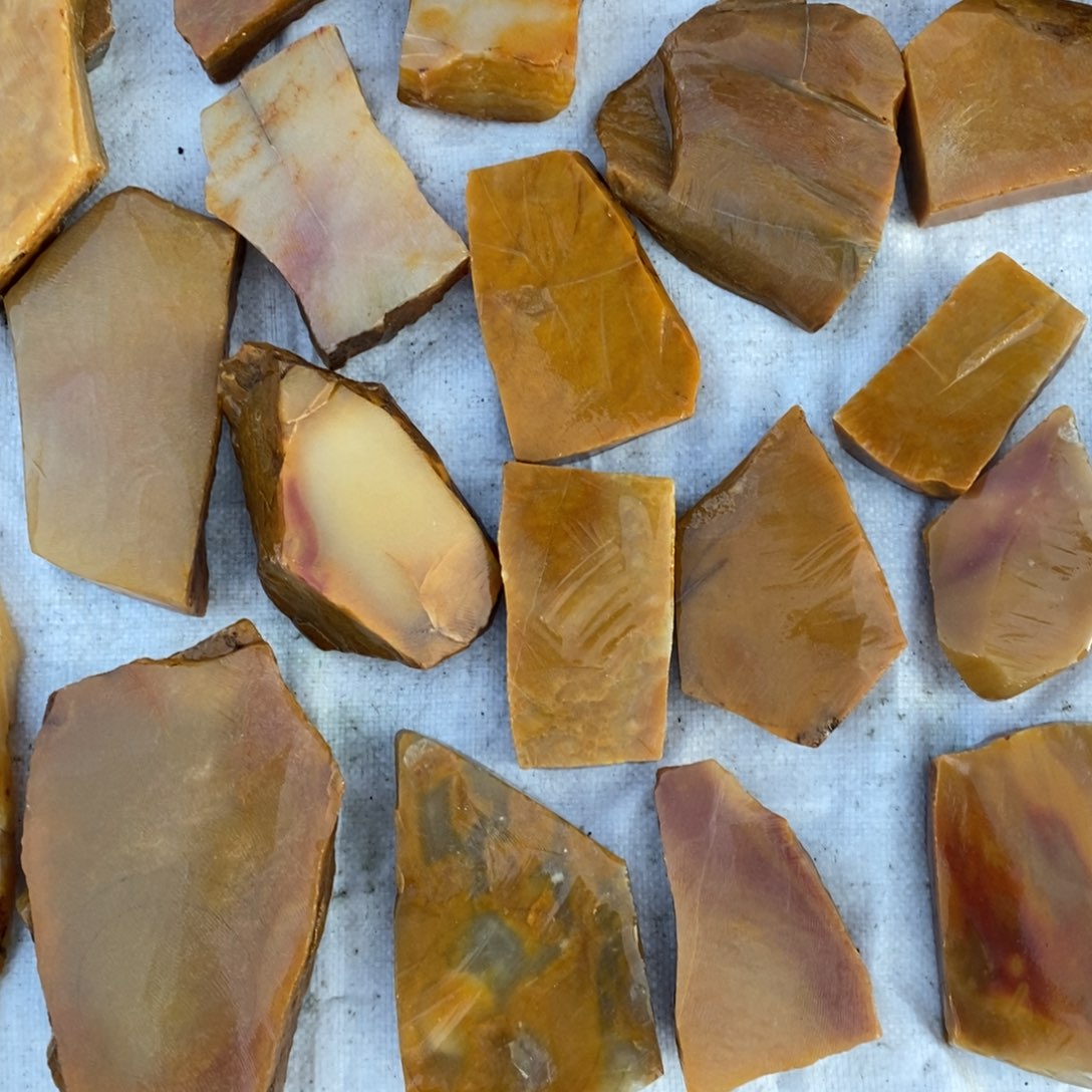 石英质玉（黄龙玉）合金颈饰