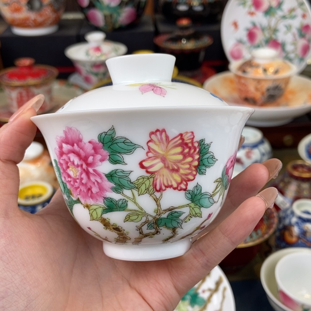 陶瓷艺术家的作品是一个