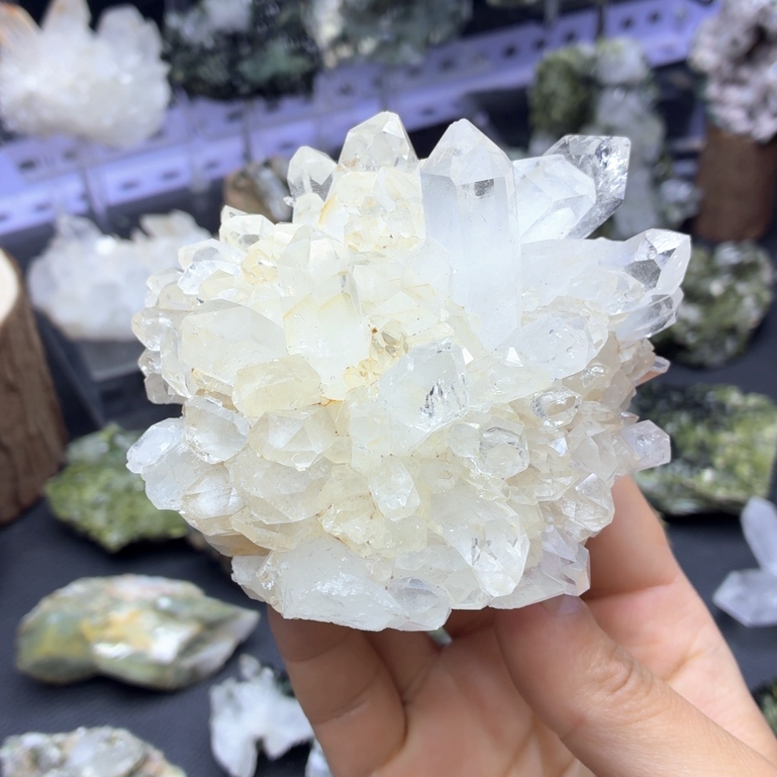 石材绝美白水晶花
