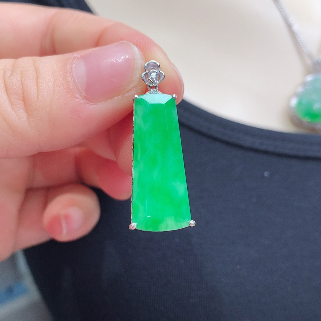 翡翠颈饰18K金镶嵌无事牌