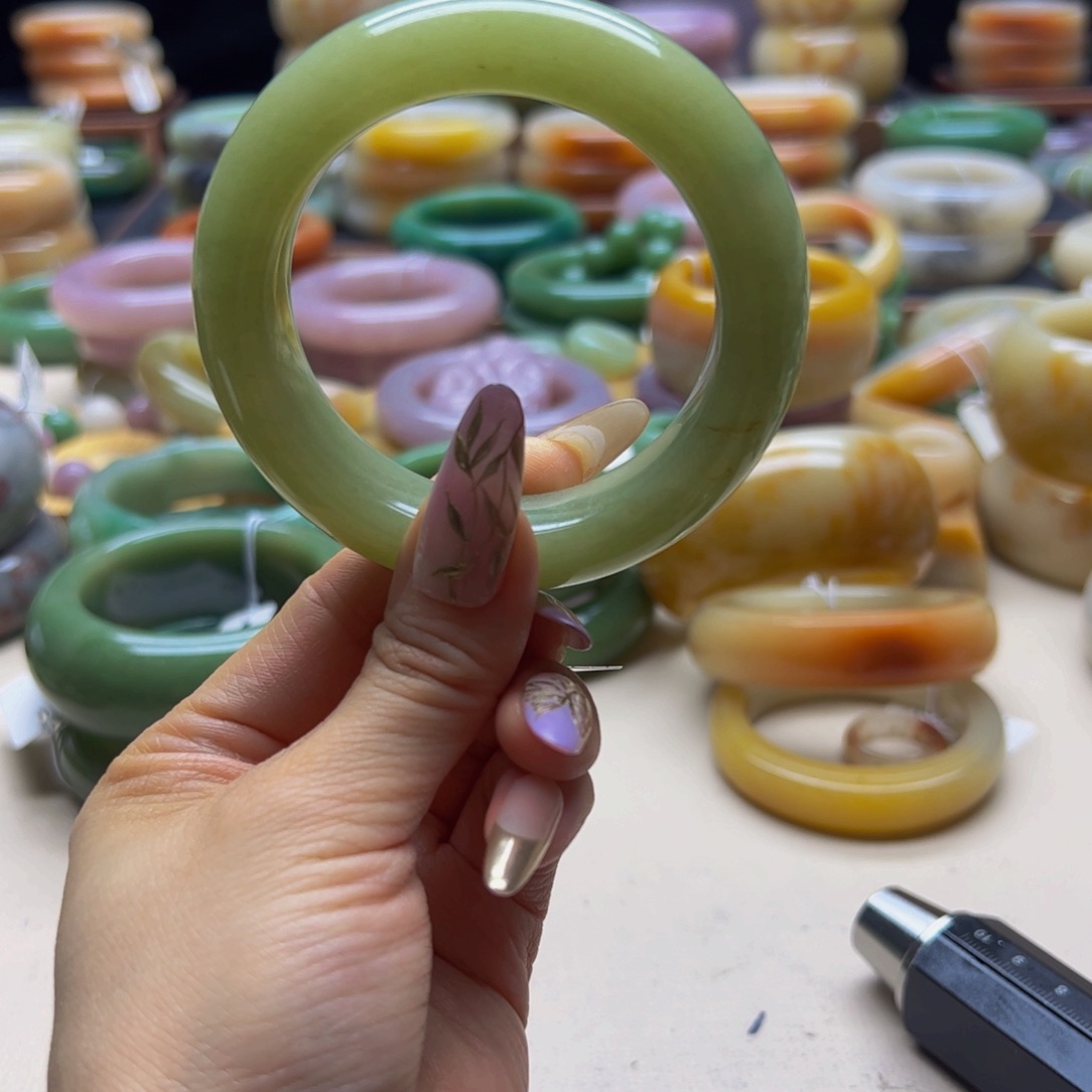 石英质玉手镯未镶嵌布****伤