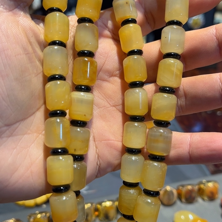 未镶嵌石英质玉（黄龙玉）颈饰