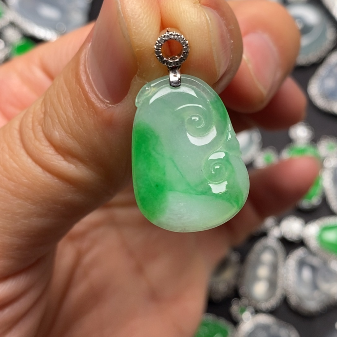 翡翠吊坠(不含链)18K金镶嵌如意