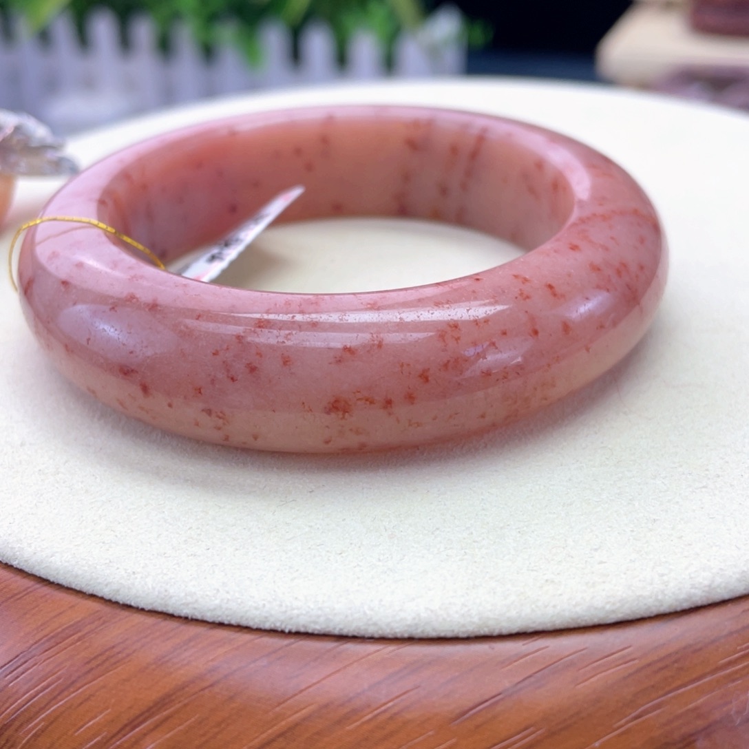 ****堡石英岩玉手镯未镶嵌