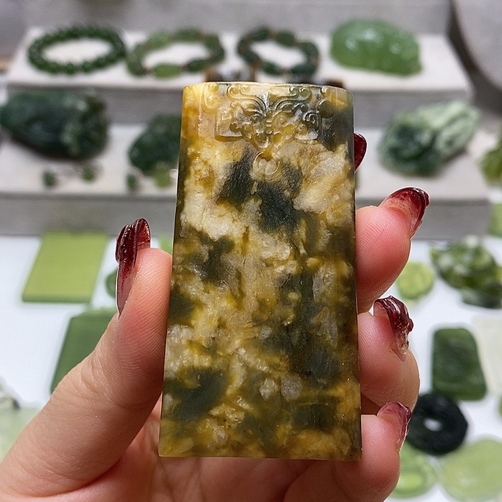 蛇纹石玉挂件未镶嵌