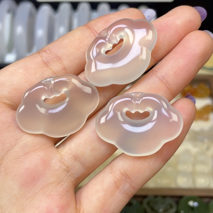 玛瑙/玉髓未镶嵌颈饰福利如意锁一个