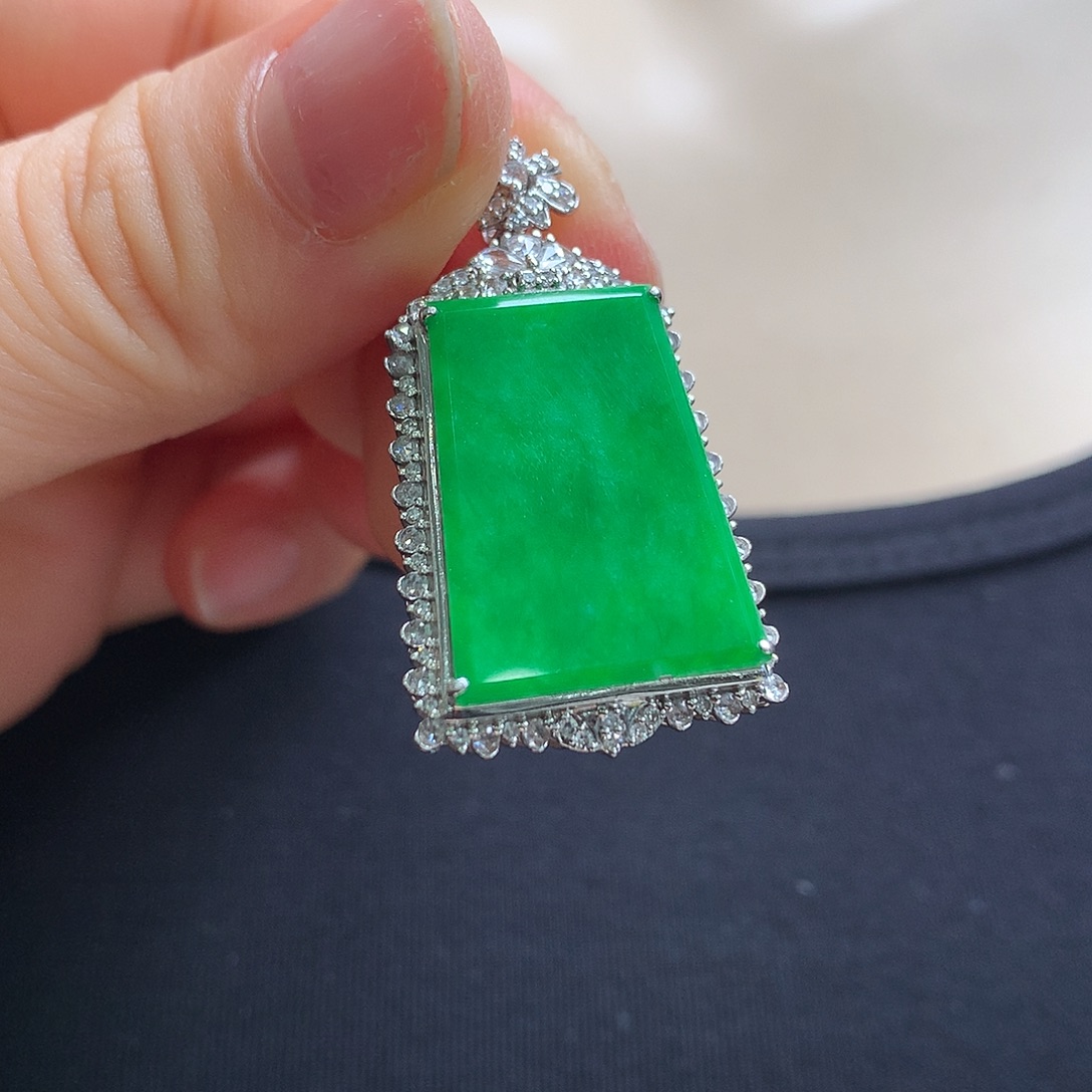 翡翠18K金镶嵌颈饰无事牌