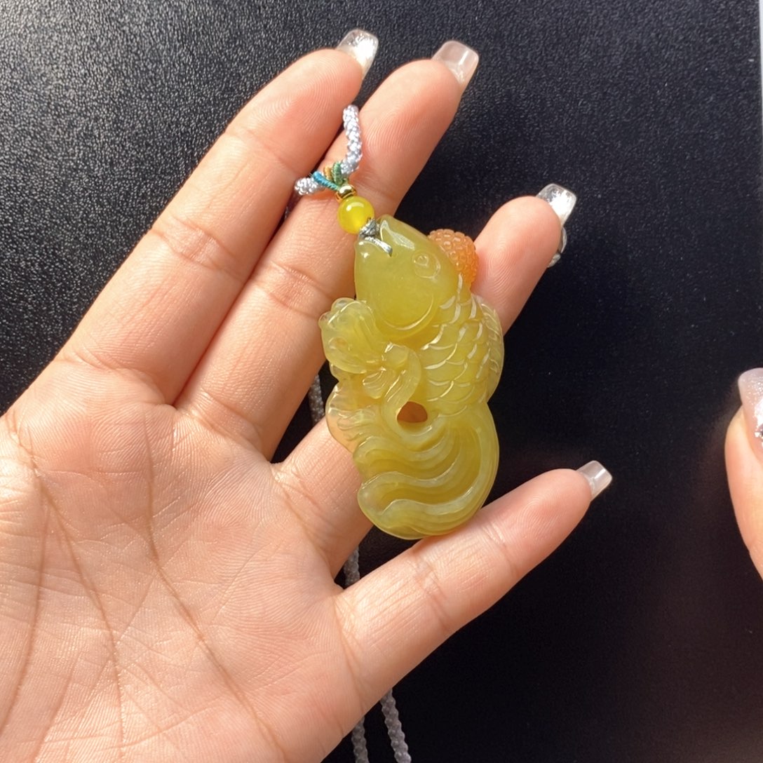蛇纹石玉颈饰未镶嵌姐****?