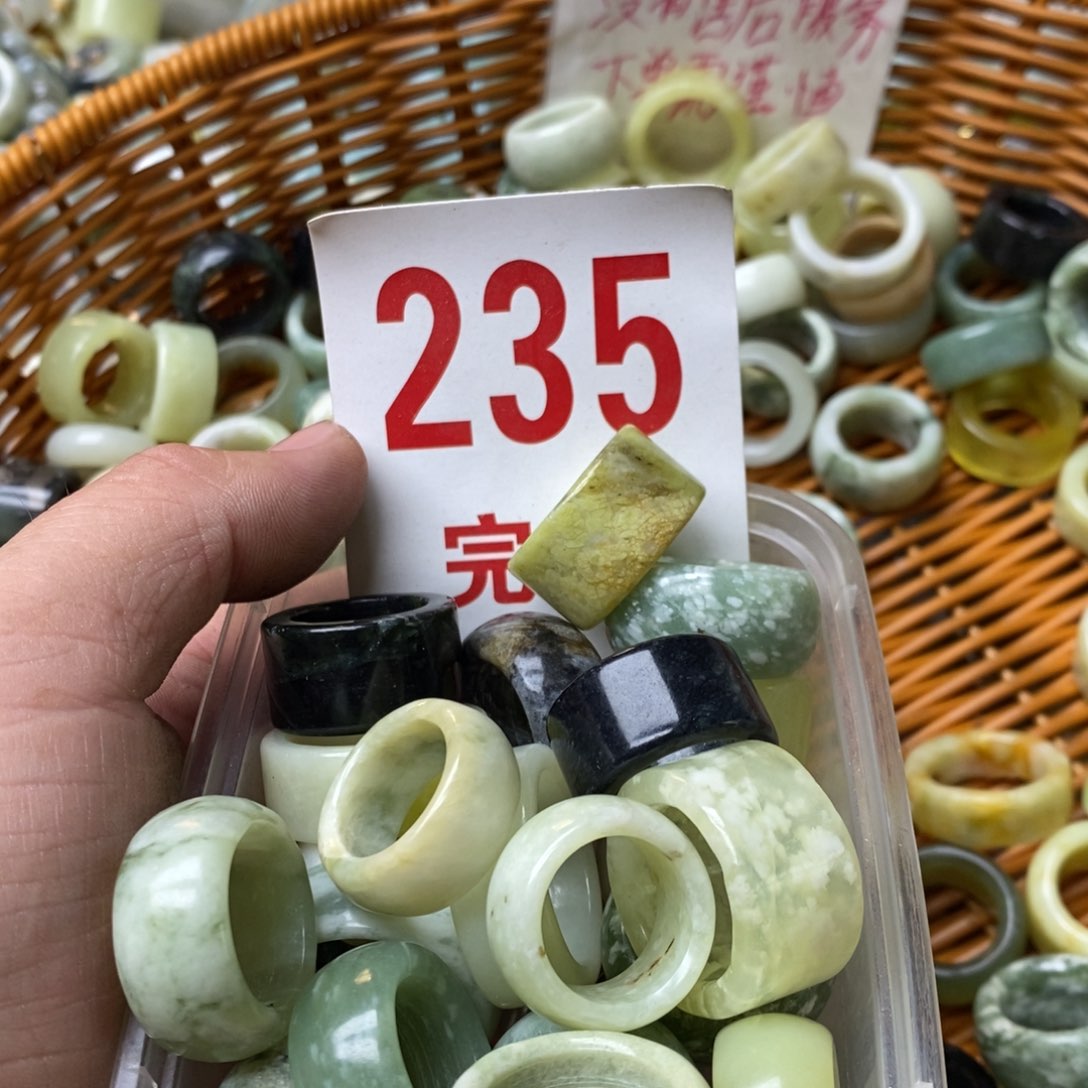 蛇纹石玉挂坠未镶嵌