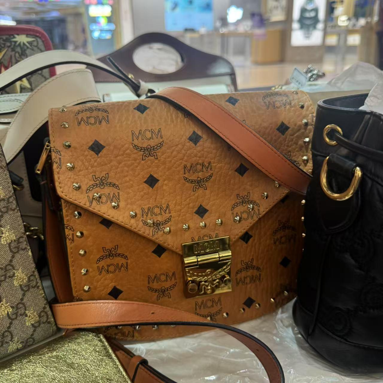 95新 MCM mcm 干栗色信封/二奢包包