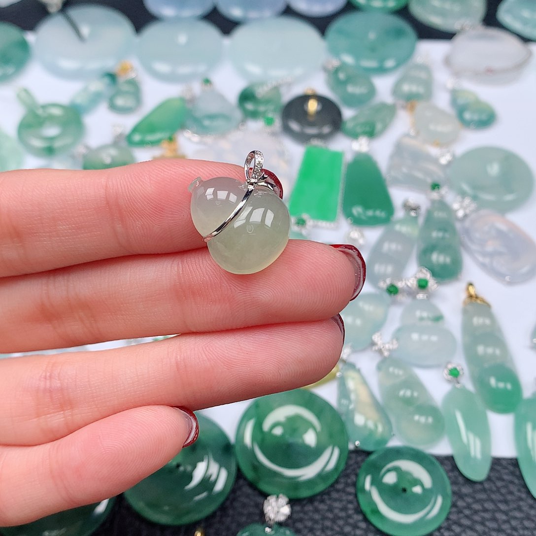 翡翠颈饰18K金镶嵌天然翡翠