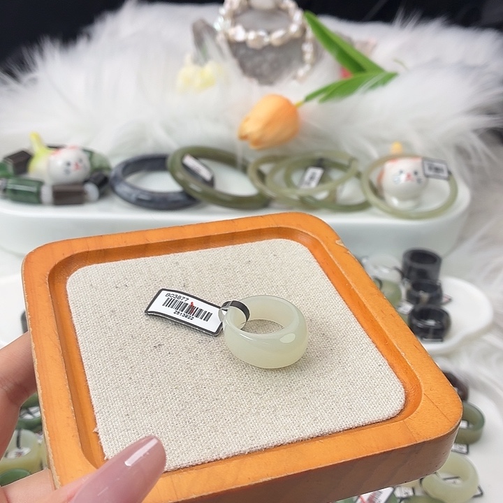 和田玉（糖玉）未镶嵌戒指t128俄白馒头直径18不退换