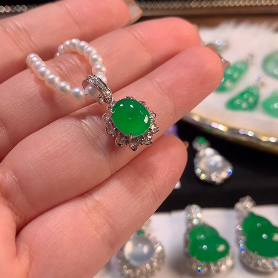 翡翠颈饰18K金镶嵌吊坠