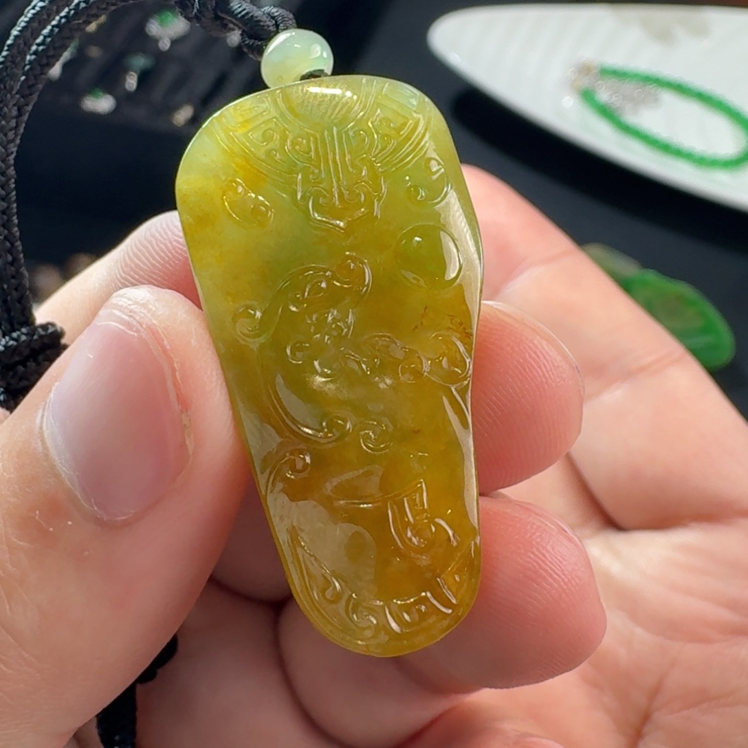 翡翠颈饰未镶嵌黄加绿仿古牌