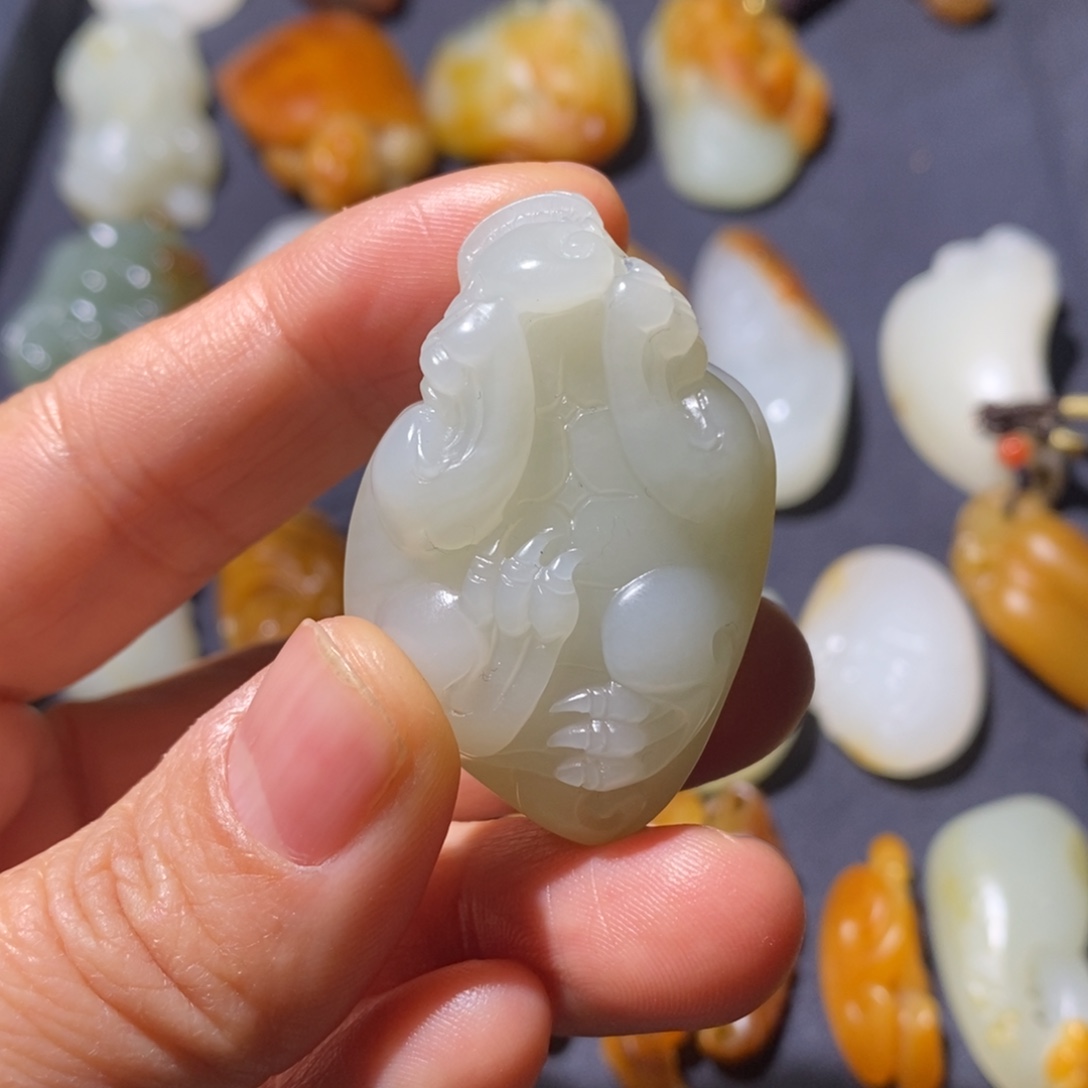 脚***步和田玉未镶嵌颈饰