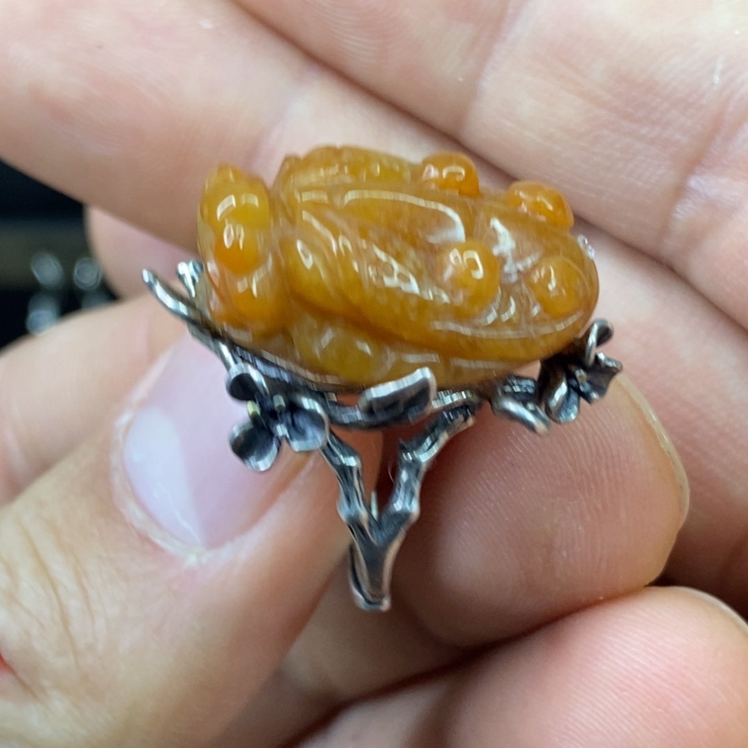 颈饰未镶嵌翡翠美***姐戒指