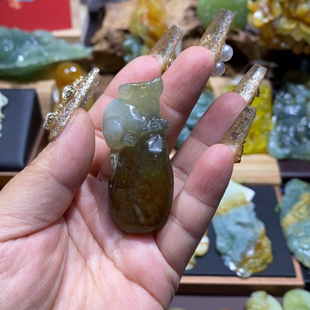 蛇纹石玉颈饰未镶嵌