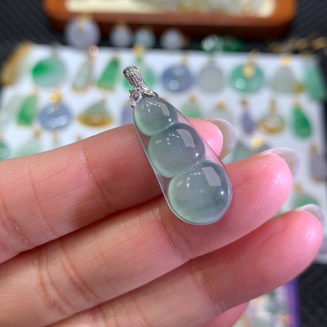 翡翠颈饰18K金镶嵌翡翠吊坠的未镶嵌