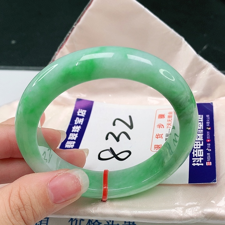 翡翠手镯未镶嵌翡翠