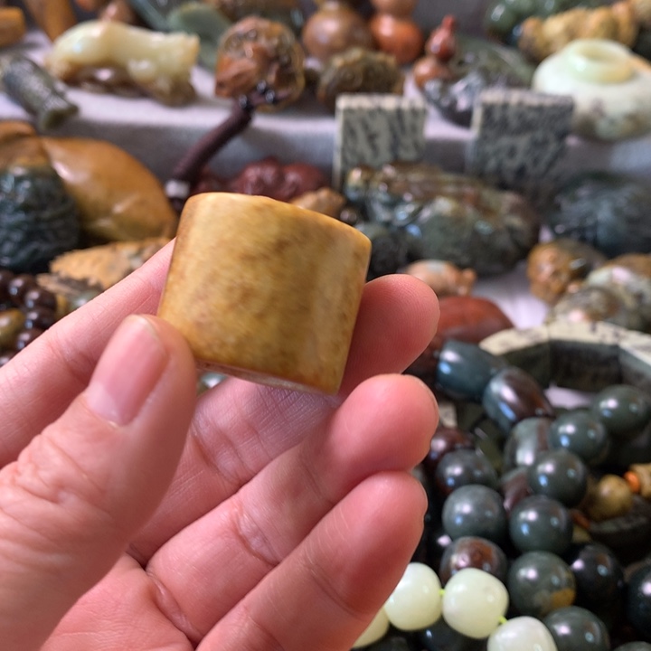 未镶嵌岫岩河磨玉（透闪石质玉）把件