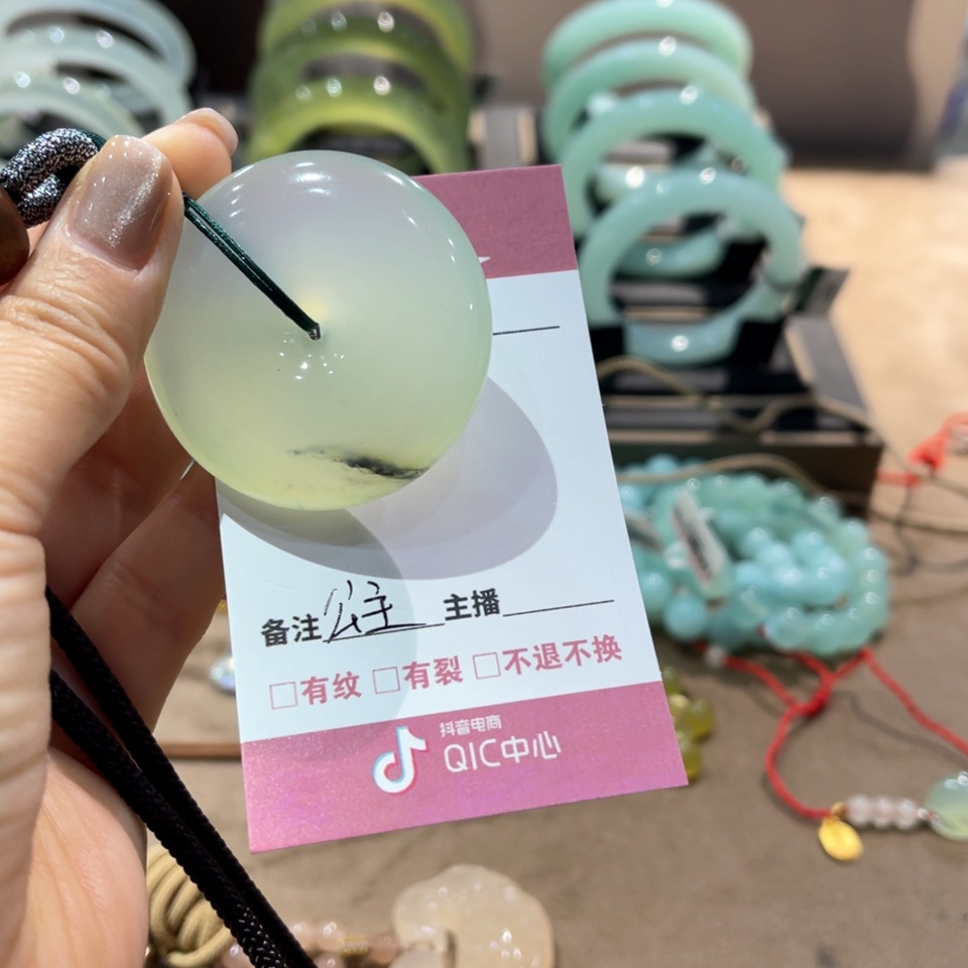 蛇纹石玉手镯未镶嵌公**了手镯