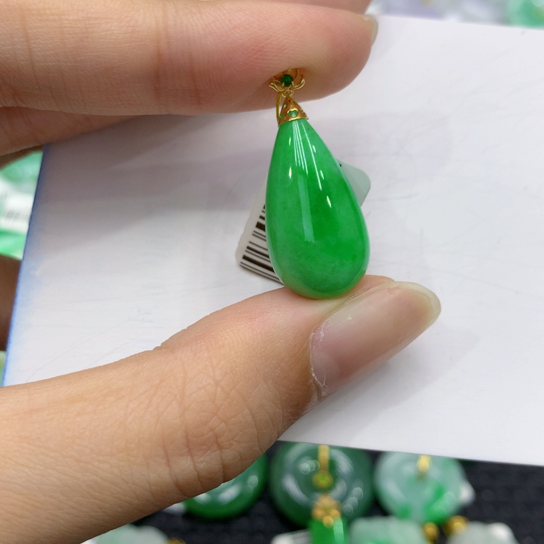 颈饰18K金镶嵌翡翠