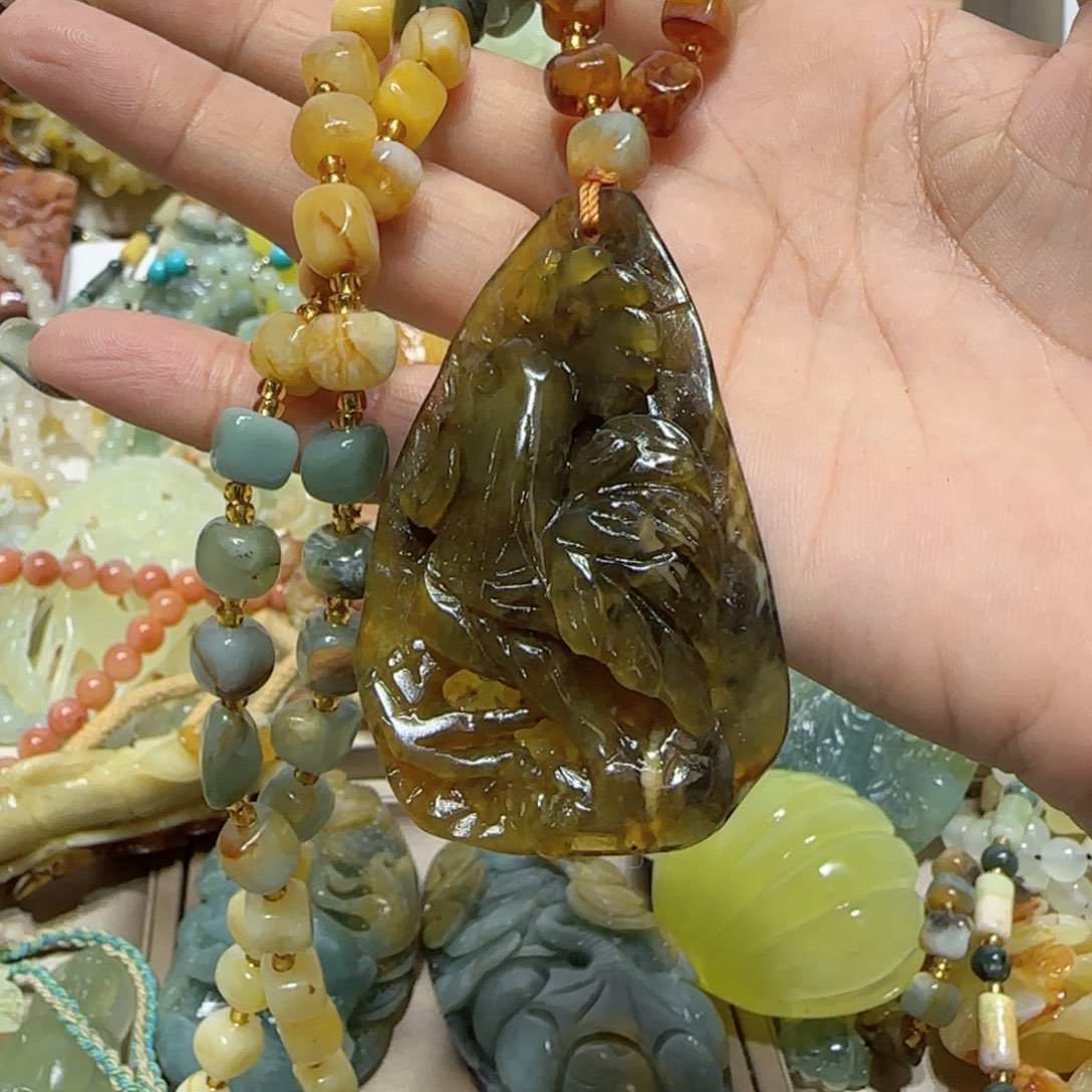 未镶嵌蛇纹石玉吊坠