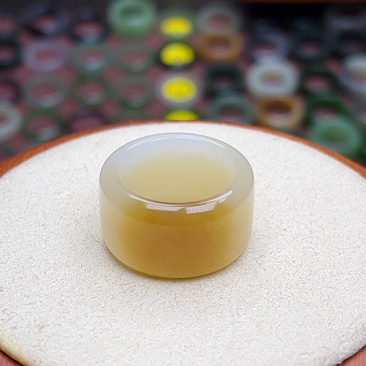 和田玉戒指未镶嵌18.4内径18圈一口金蜜糖