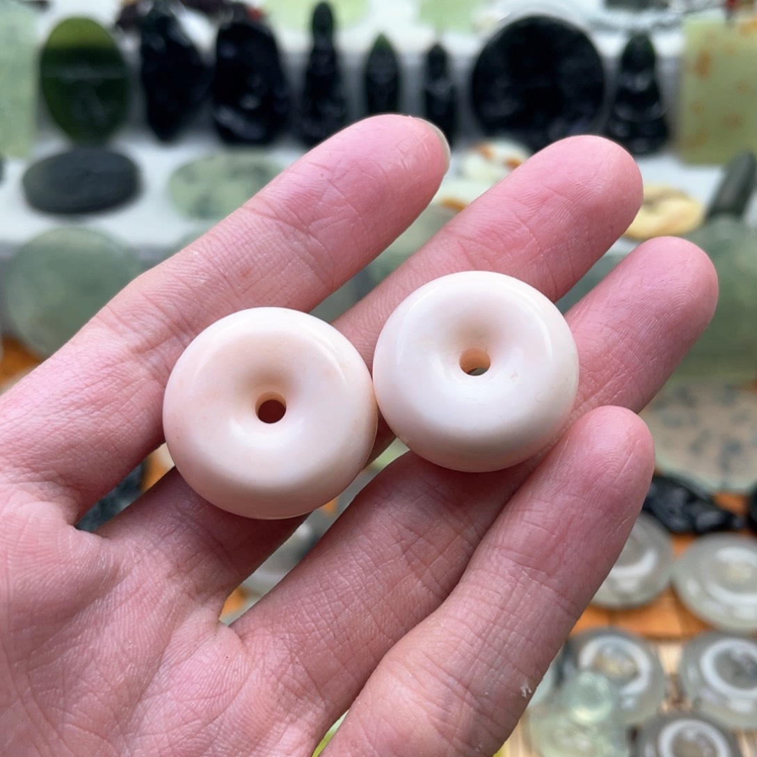 蛇纹石玉颈饰未镶嵌