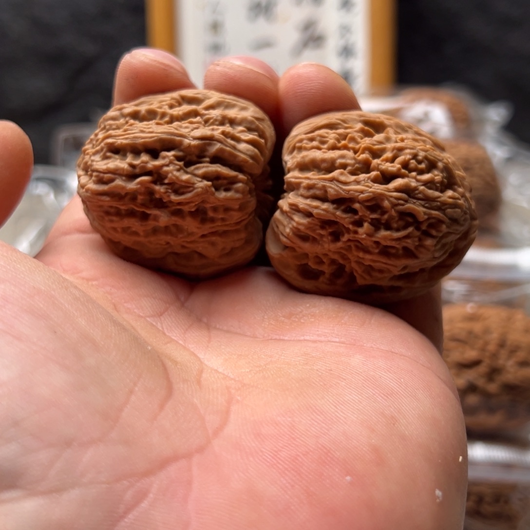 奉***、文玩核桃把件南疆38黄点