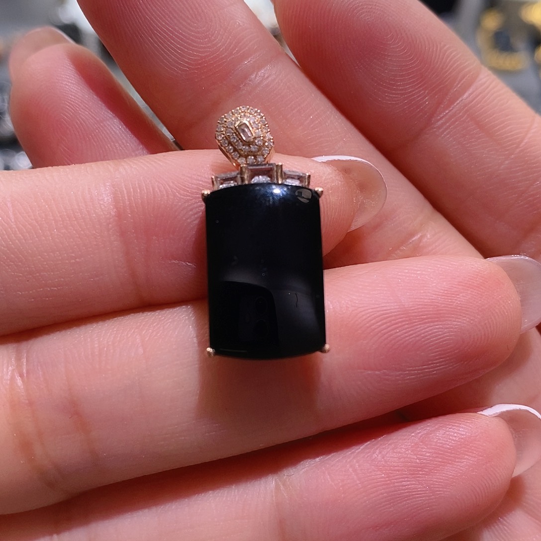 翡翠18K金镶嵌颈饰吊坠