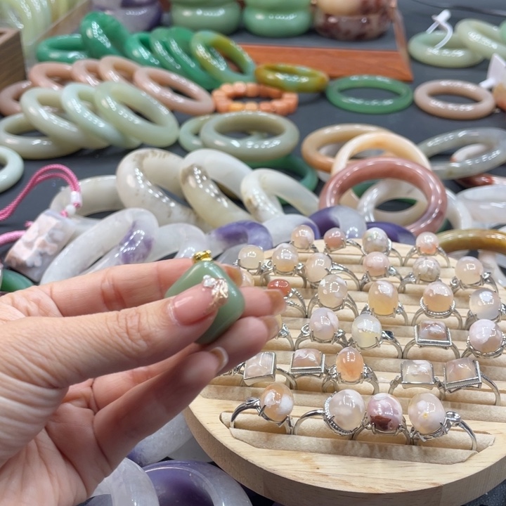 王***子石英质玉未镶嵌珠宝奇石