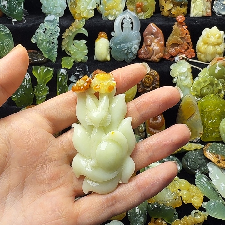 v***a蛇纹石玉未镶嵌颈饰