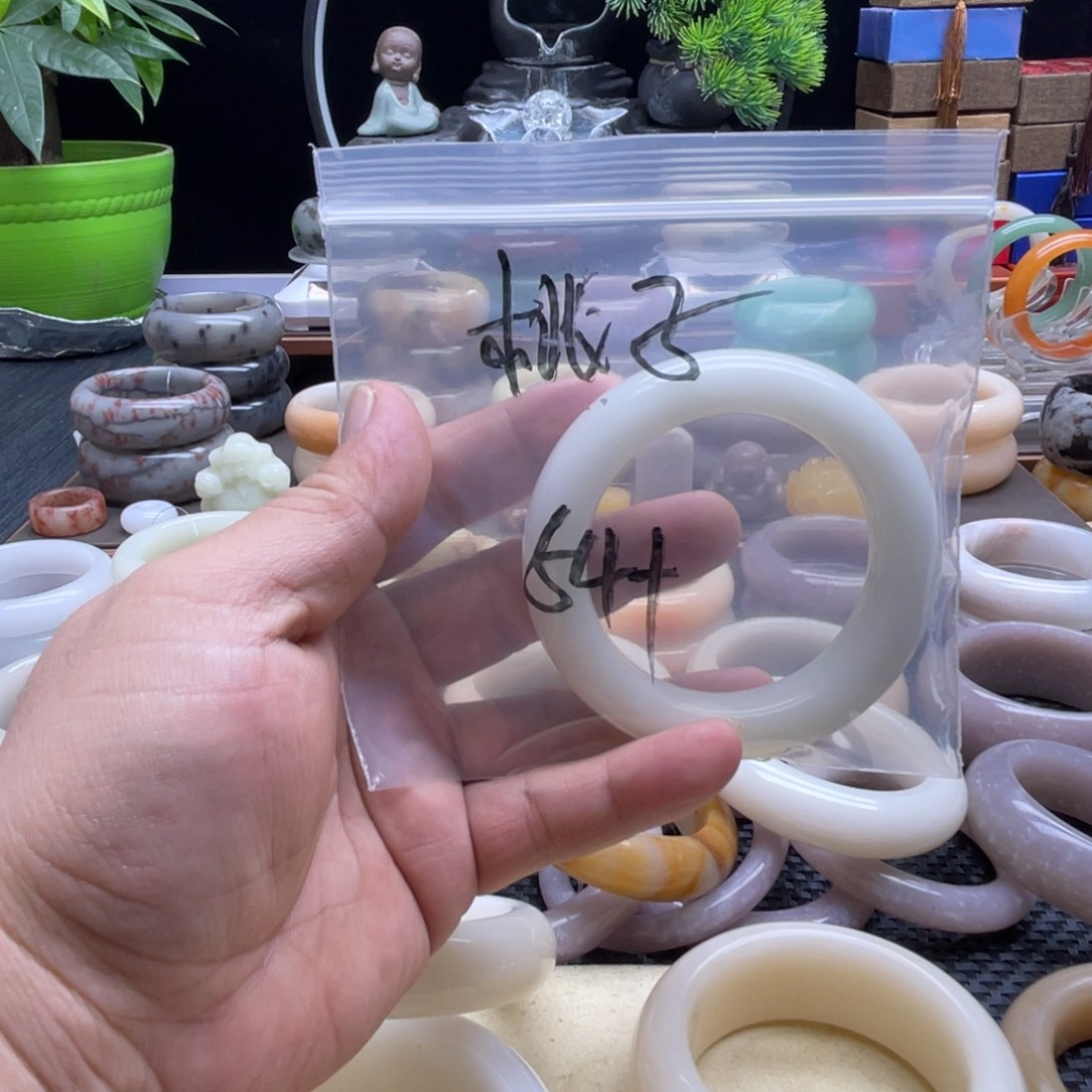 ****石英质玉（佘太翠）未镶嵌手镯