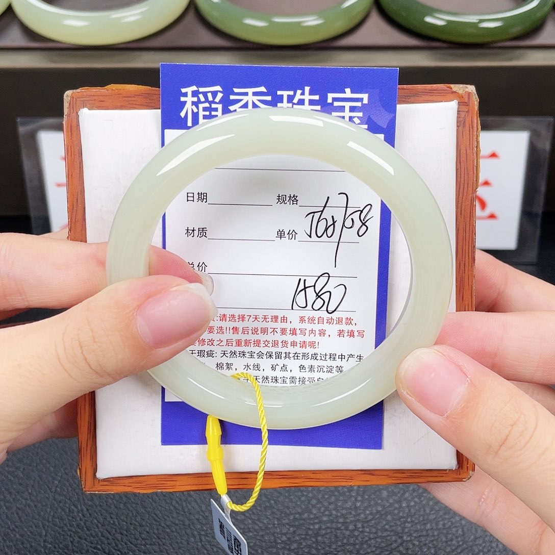 和田玉手镯未镶嵌