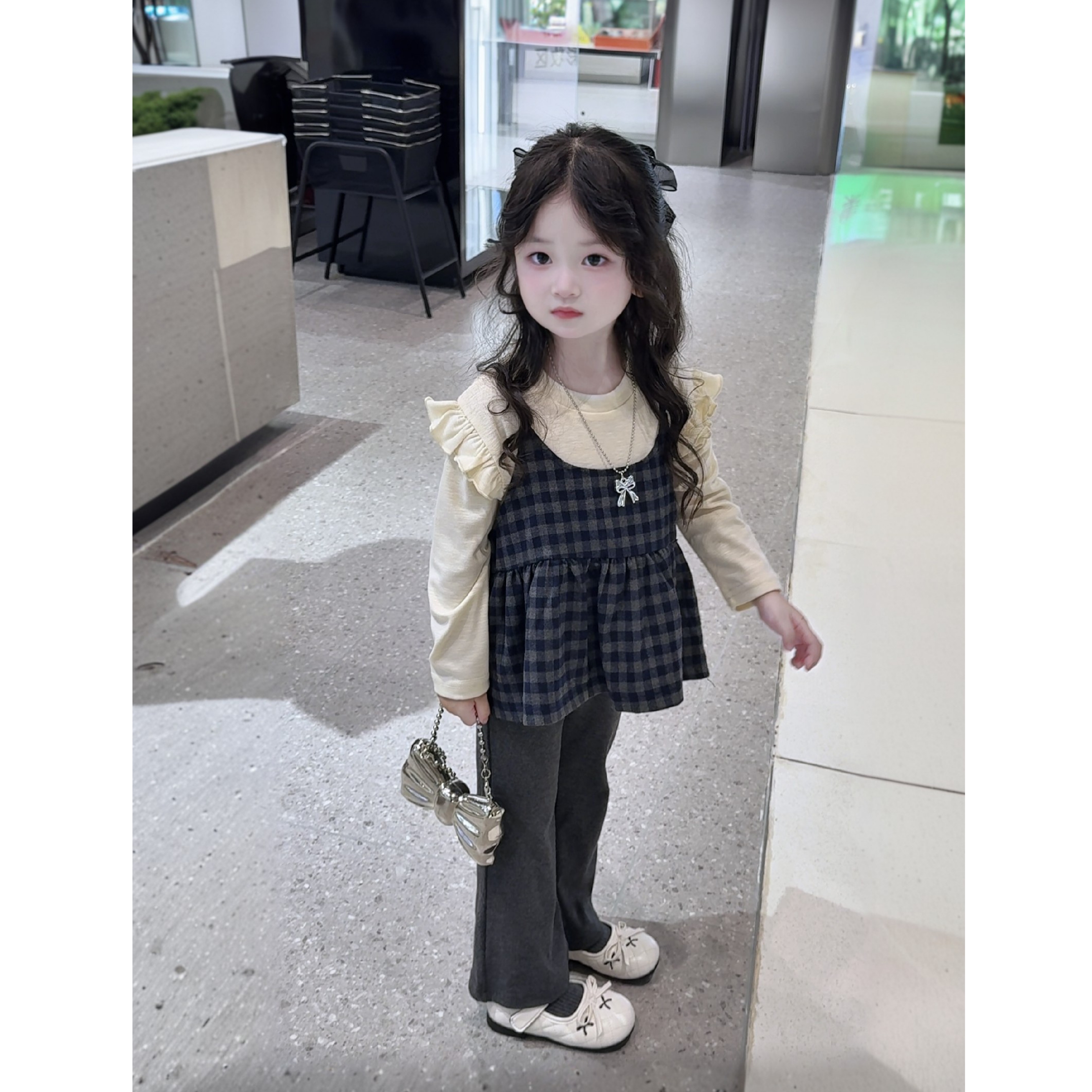 女宝宝开学秋季套装新款洋气时髦女童格子吊带打底衫喇叭裤三件套