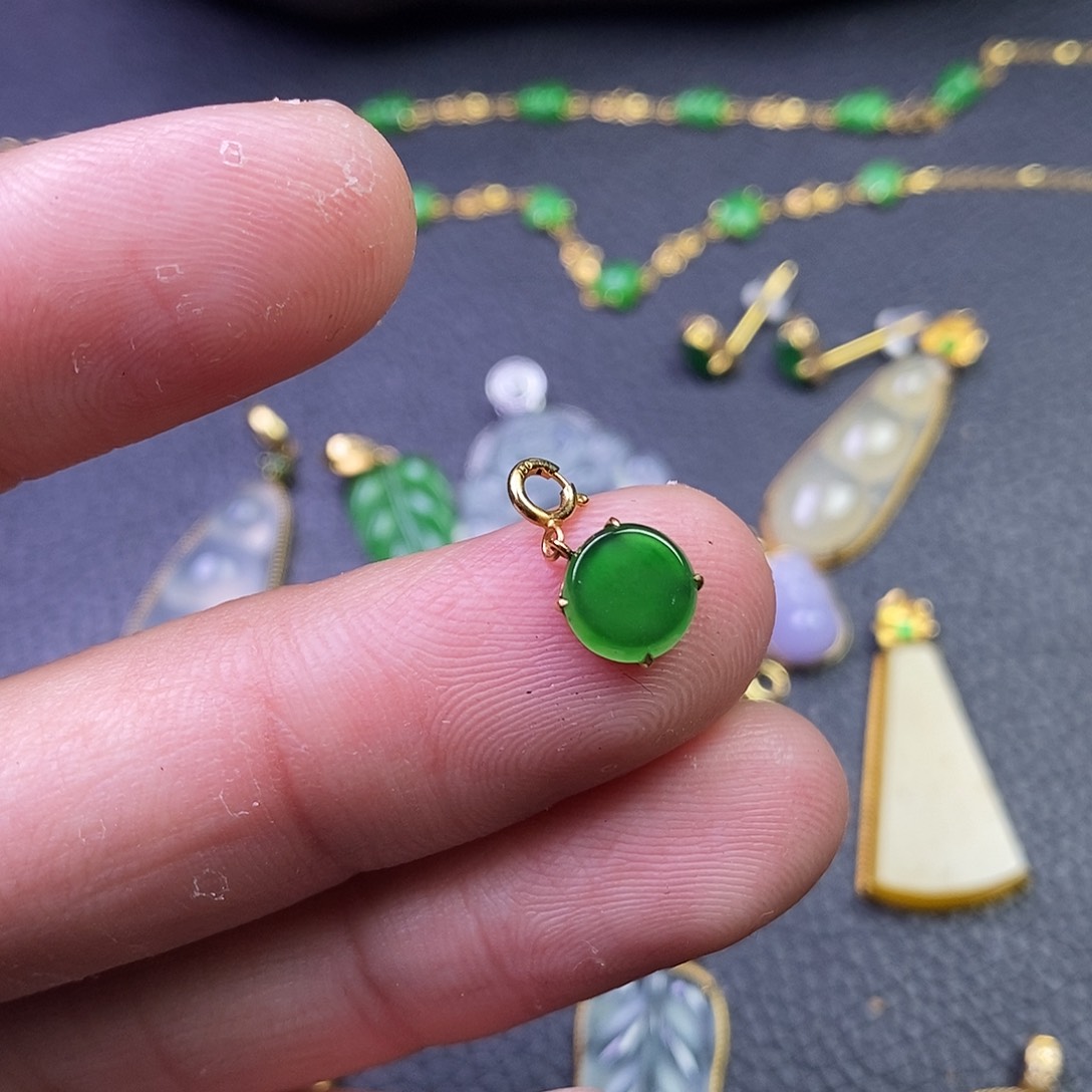 颈饰18K金镶嵌翡翠