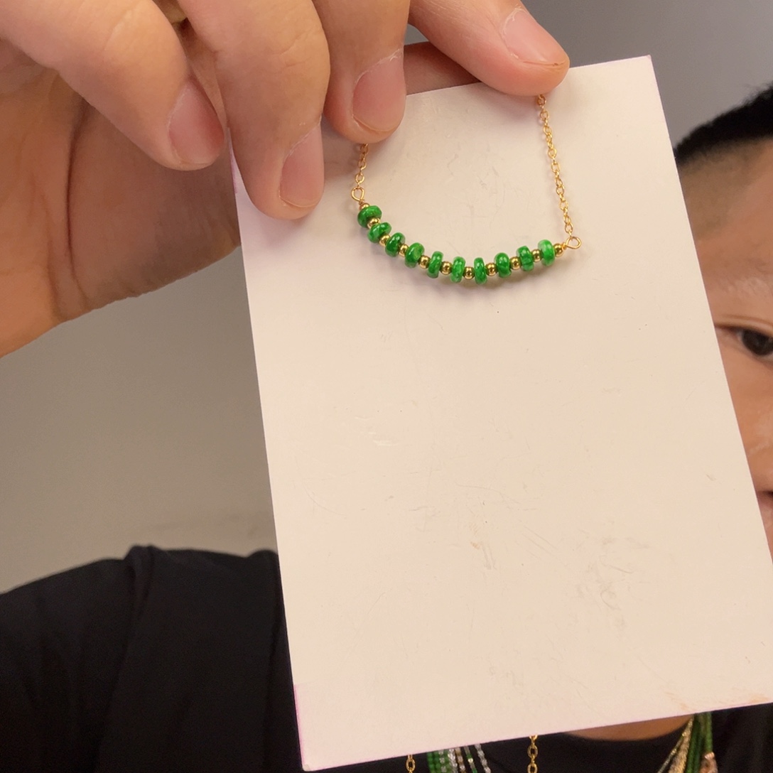 翡翠未镶嵌颈饰一件