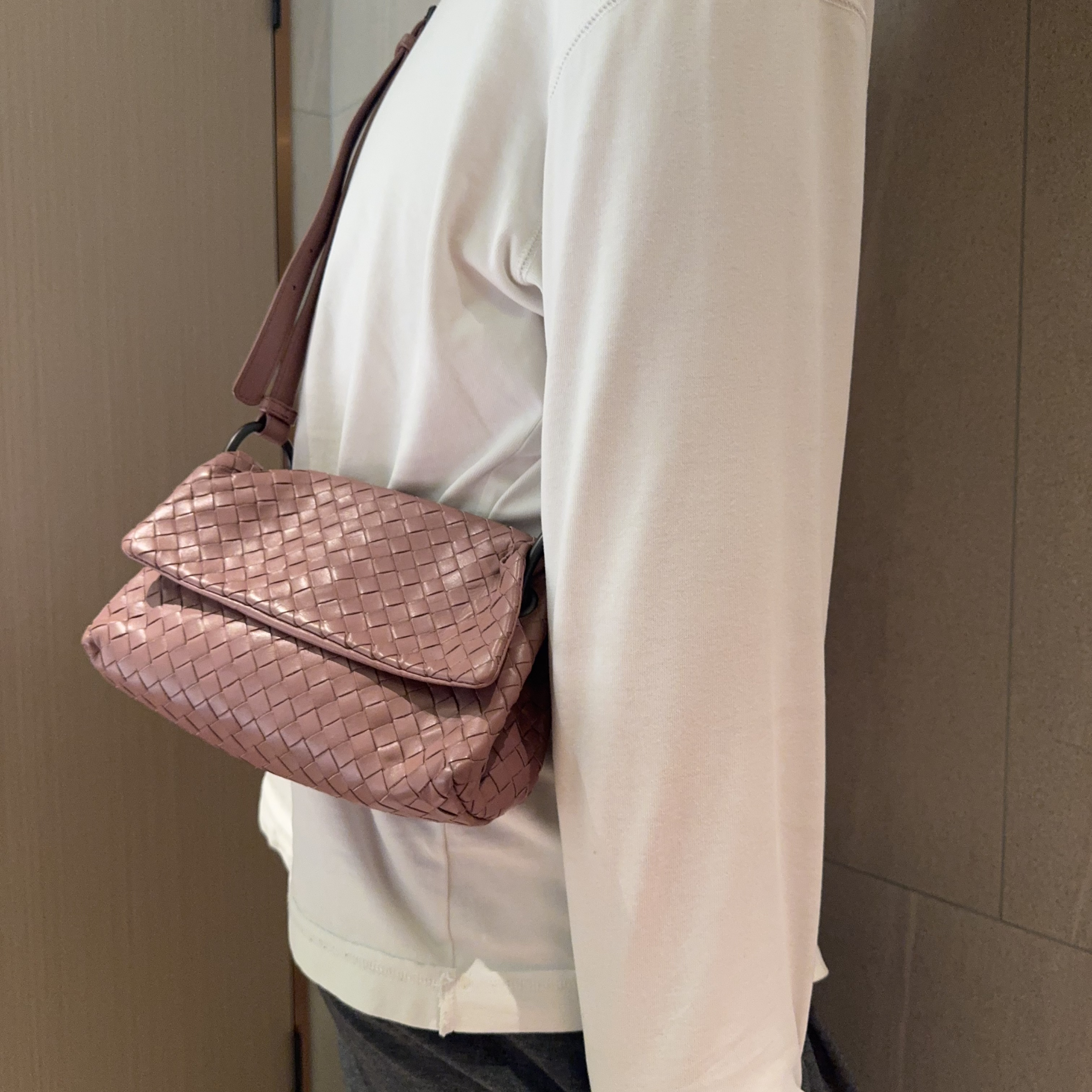 95新 BOTTEGA VENETA/葆蝶家 【冰】 粉色斜挎包