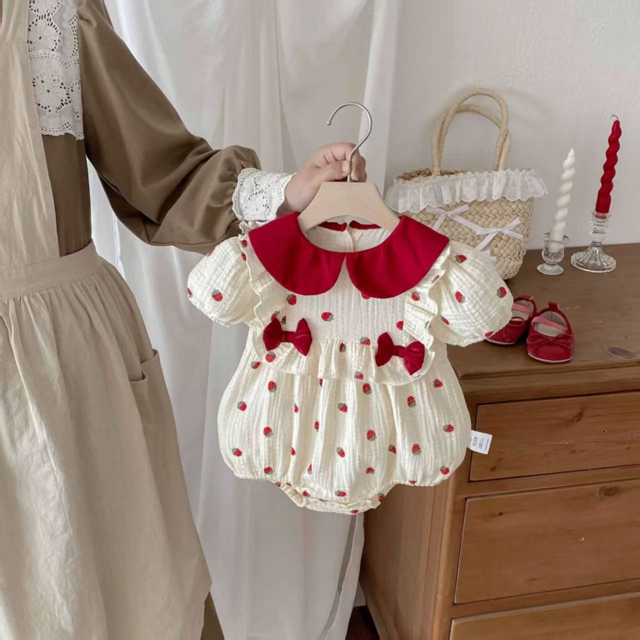 夏季新款可爱风婴儿草莓甜心吊带包屁女宝爬服
