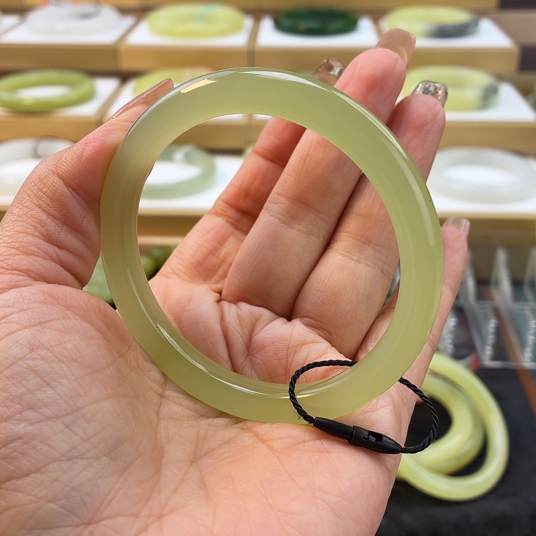 和田玉未镶嵌手镯