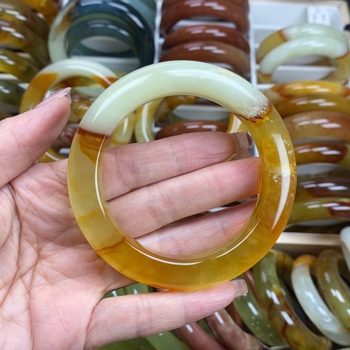 蛇纹石玉手镯未镶嵌Z****?