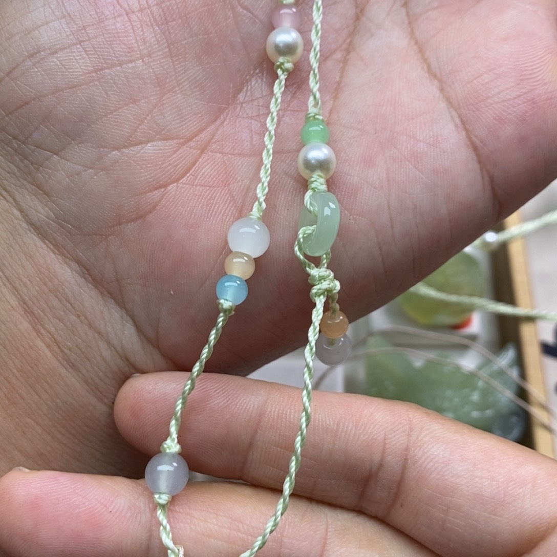 蛇纹石玉未镶嵌颈饰