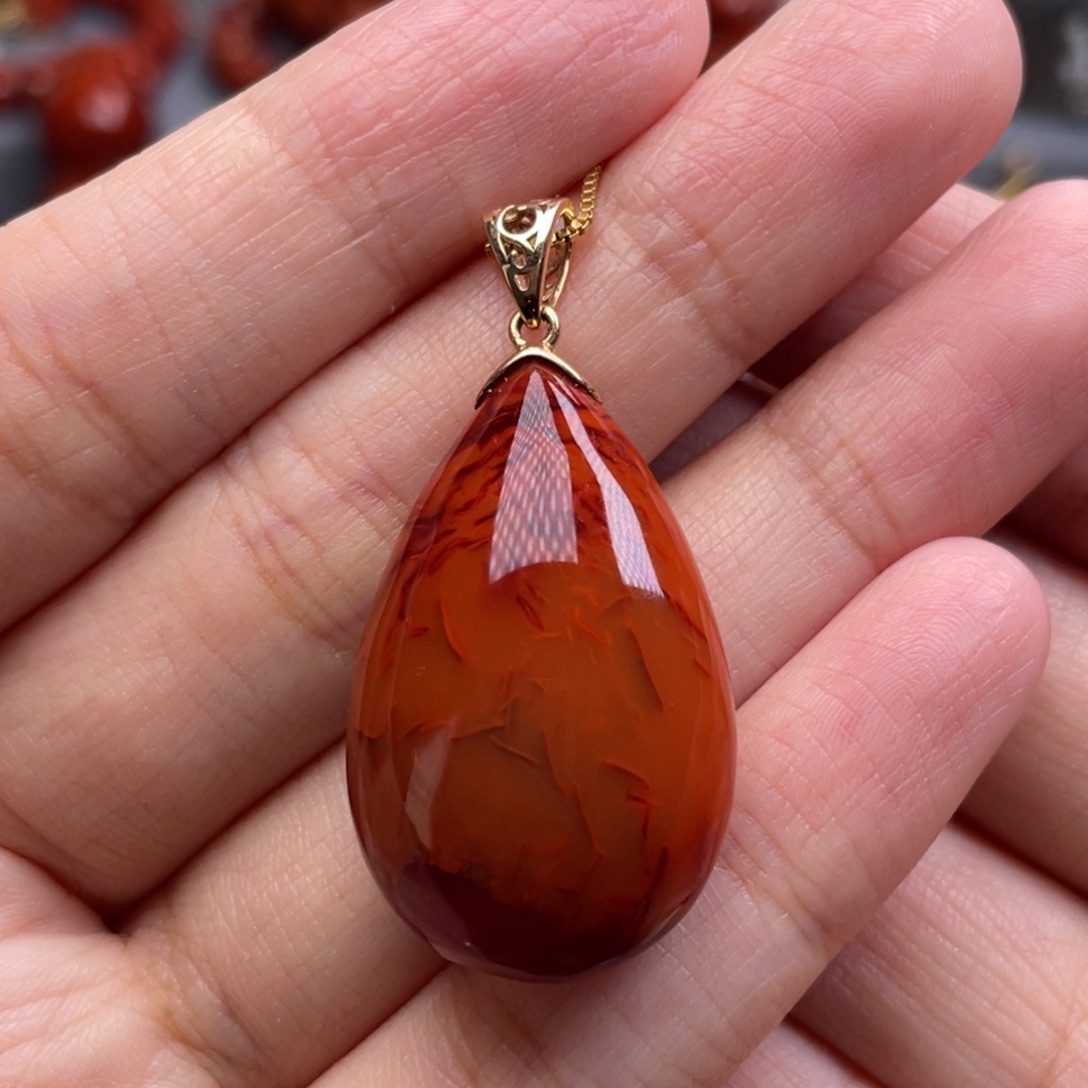 南红玛瑙18K金镶嵌珠宝奇石水滴吊坠
