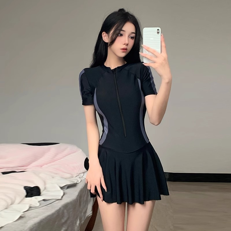泳衣女高级感2025新款保守连体裙式遮肚显瘦运动平角泡温泉游泳装