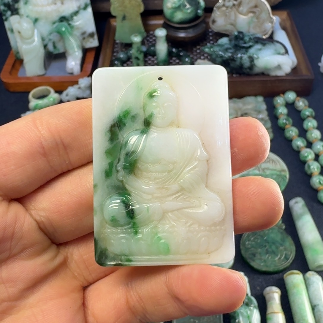 翡翠颈饰未镶嵌翡翠颈饰未镶嵌..