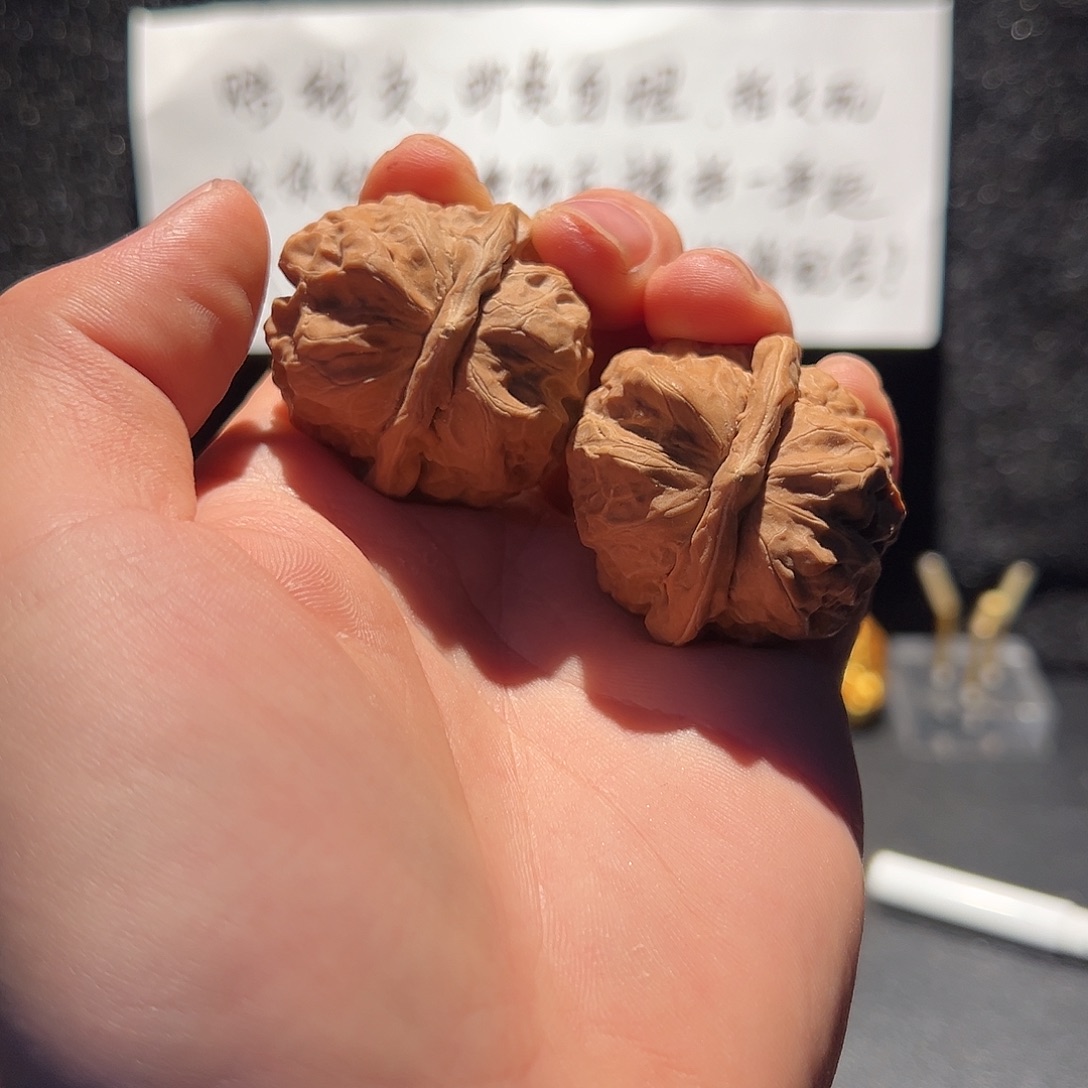 微***天把件文玩核桃蛤蟆头无修带黄