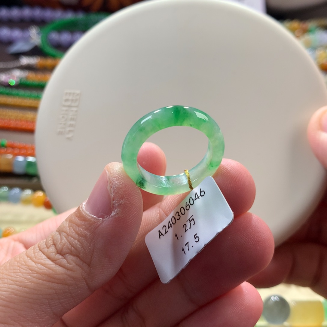 翡翠手链未镶嵌木那冰飘翠绿花戒圈17.5#