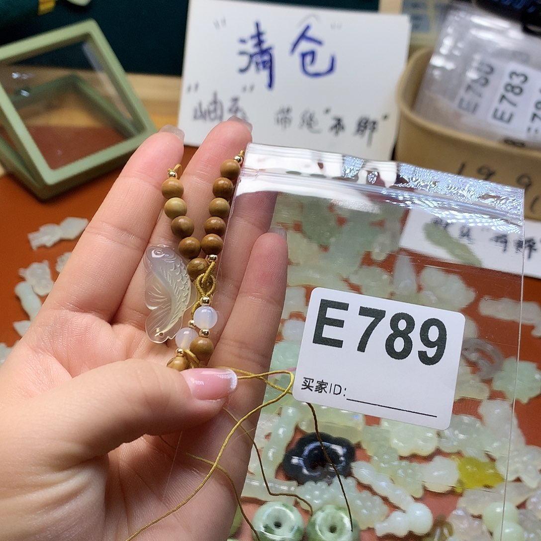 蛇纹石玉颈饰合金